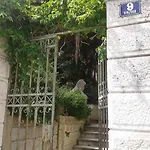 Vintage Art Apartment *